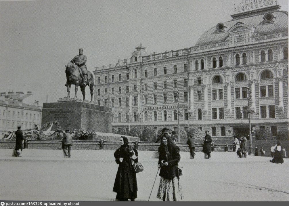 Памятник на фоне гостиницы (фото с ресурса pastvu).