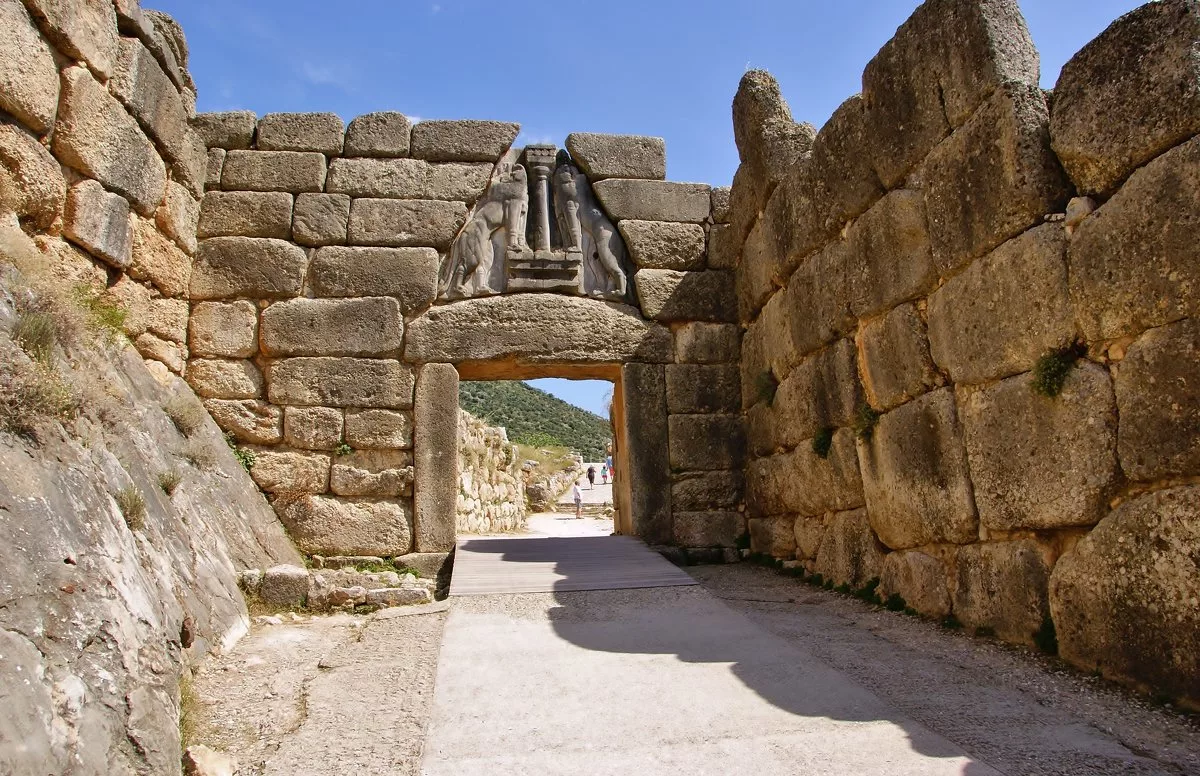 До н э xiii в. Микенский Акрополь львиные ворота. Львиные ворота Микены Греция. Крепость Микены львиные ворота. Львиные ворота в Микенах.