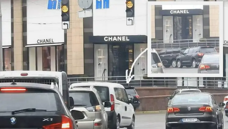 Внедорожники Кличко сворачивают из ряда, где движение разрешено только прямо, фото: Изым Каумбаев, "Страна"