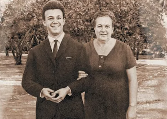 Иосиф Кобзон с мамой.