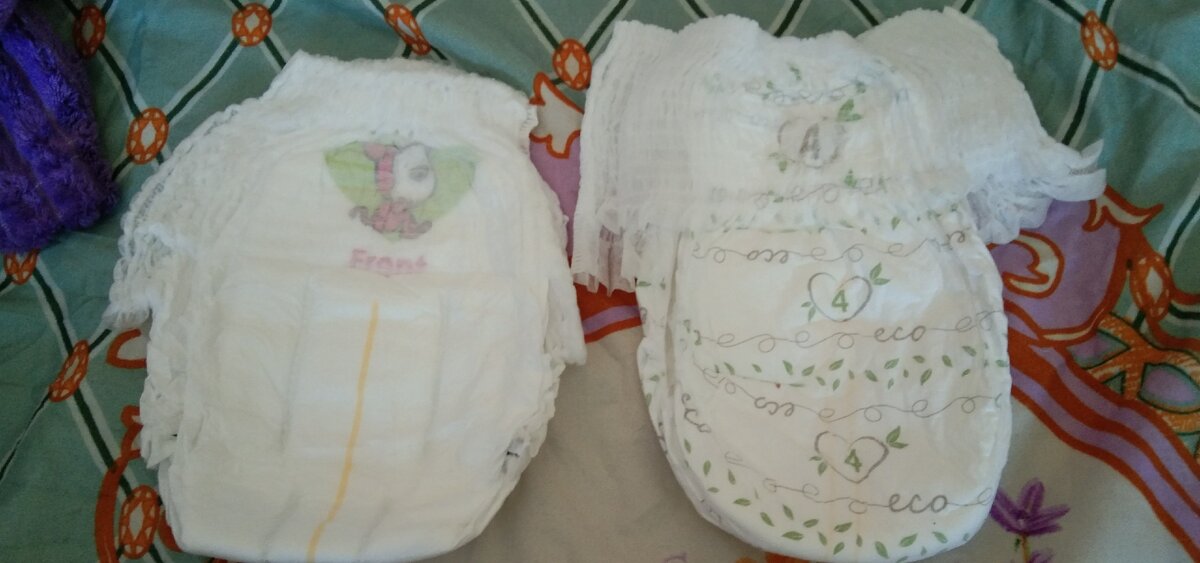 Два вида подгузников с одинаковым размером.