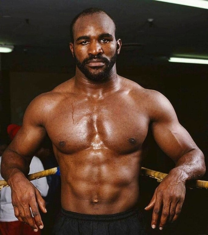 Эвандер Холифилд "The Real Deal" в прошлом четырехкратный чемпион мира в супертяжелом весе