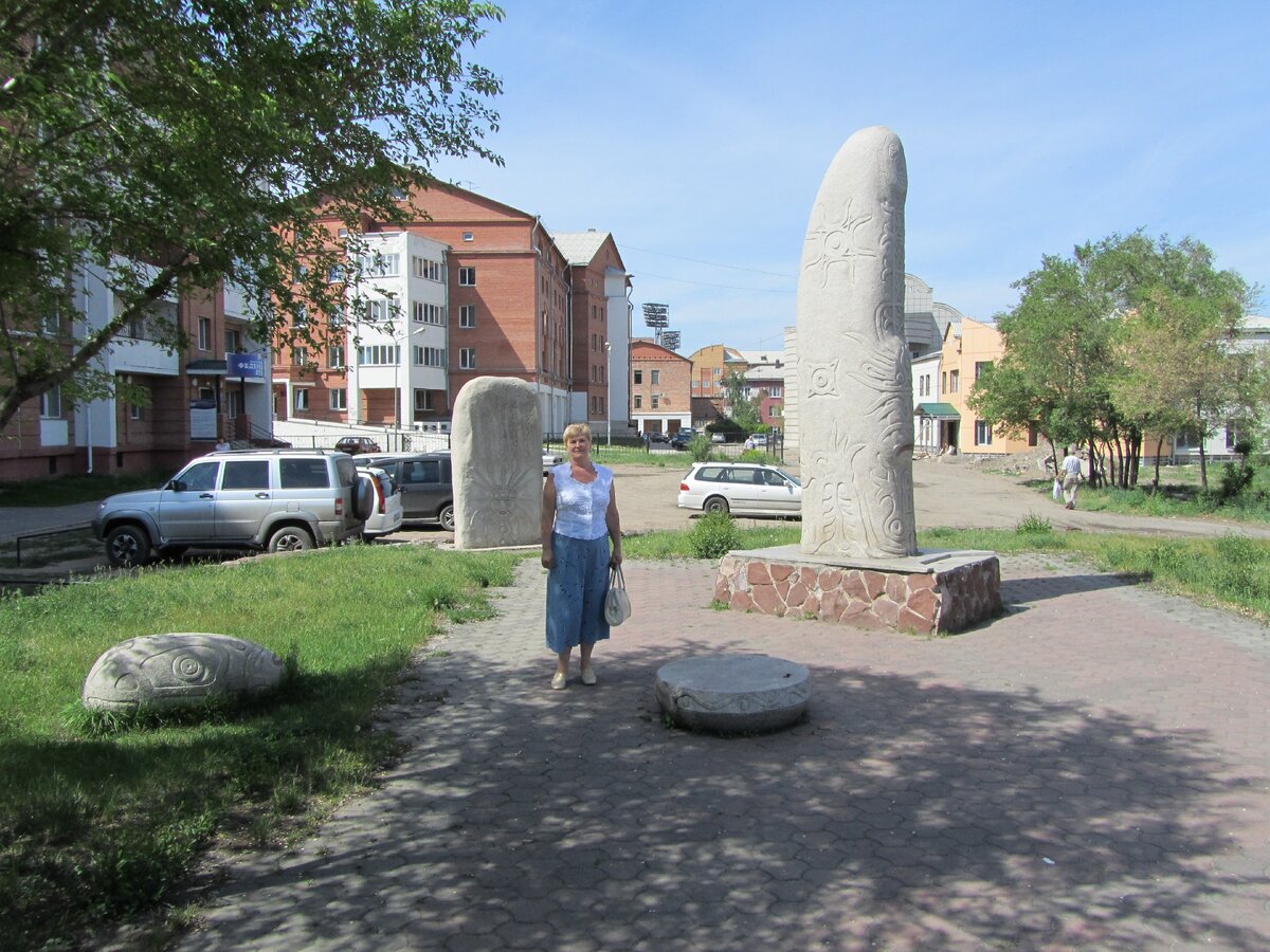 Скульптурная группа менгиров на пр. Ленина в г.Абакане. Фото автора