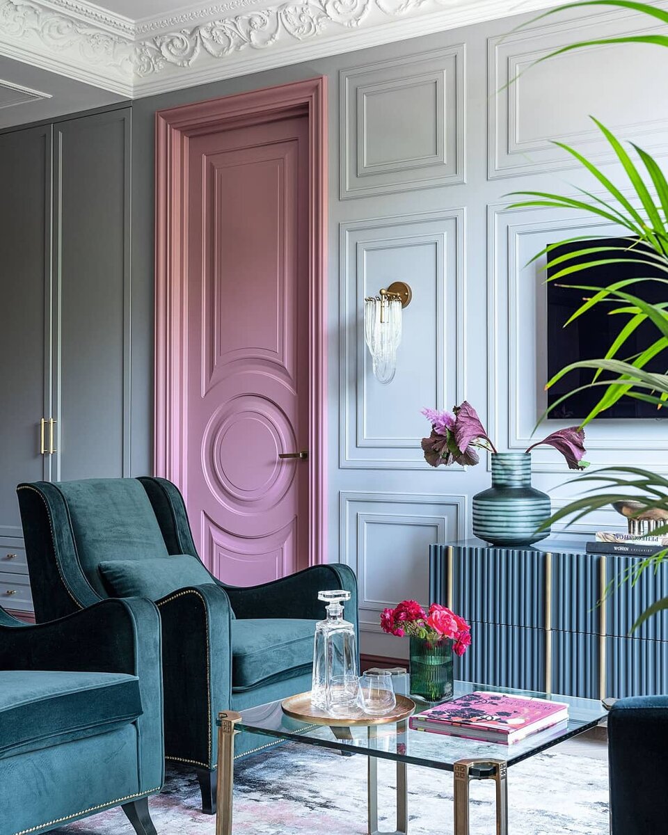 На фото: дверь ACADEMY, модель TOULON, эмаль.    РАЗМЕР ИМЕЕТ ЗНАЧЕНИЕ
За счет установки над дверью окна – фрамуги – или удлинения самого полотна можно добиться интересного эффекта пространственной игры. Высокие двери – от 2,1 метра – визуально приподнимают потолки, улучшают естественное освещение комнаты,
смотрятся просто и изящно.
