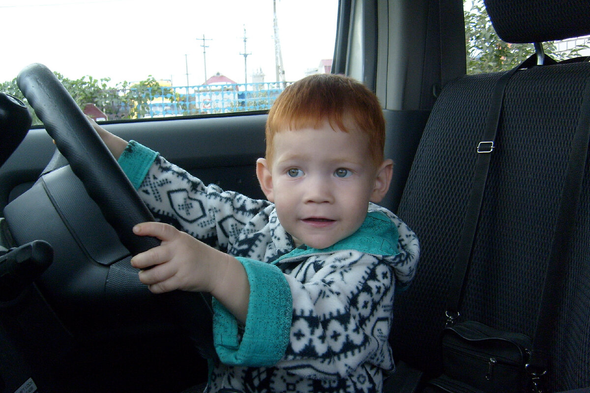 Самое первое наше автопутешествие в Крым. Егору 2 года, примеряет руль (2010 год)