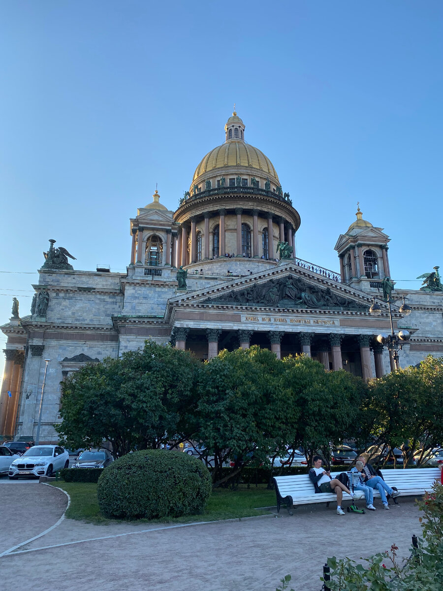Главная тема скульптурного комплекса — прославление Иисуса Христа, сцены из его земной жизни и Страстей Господних