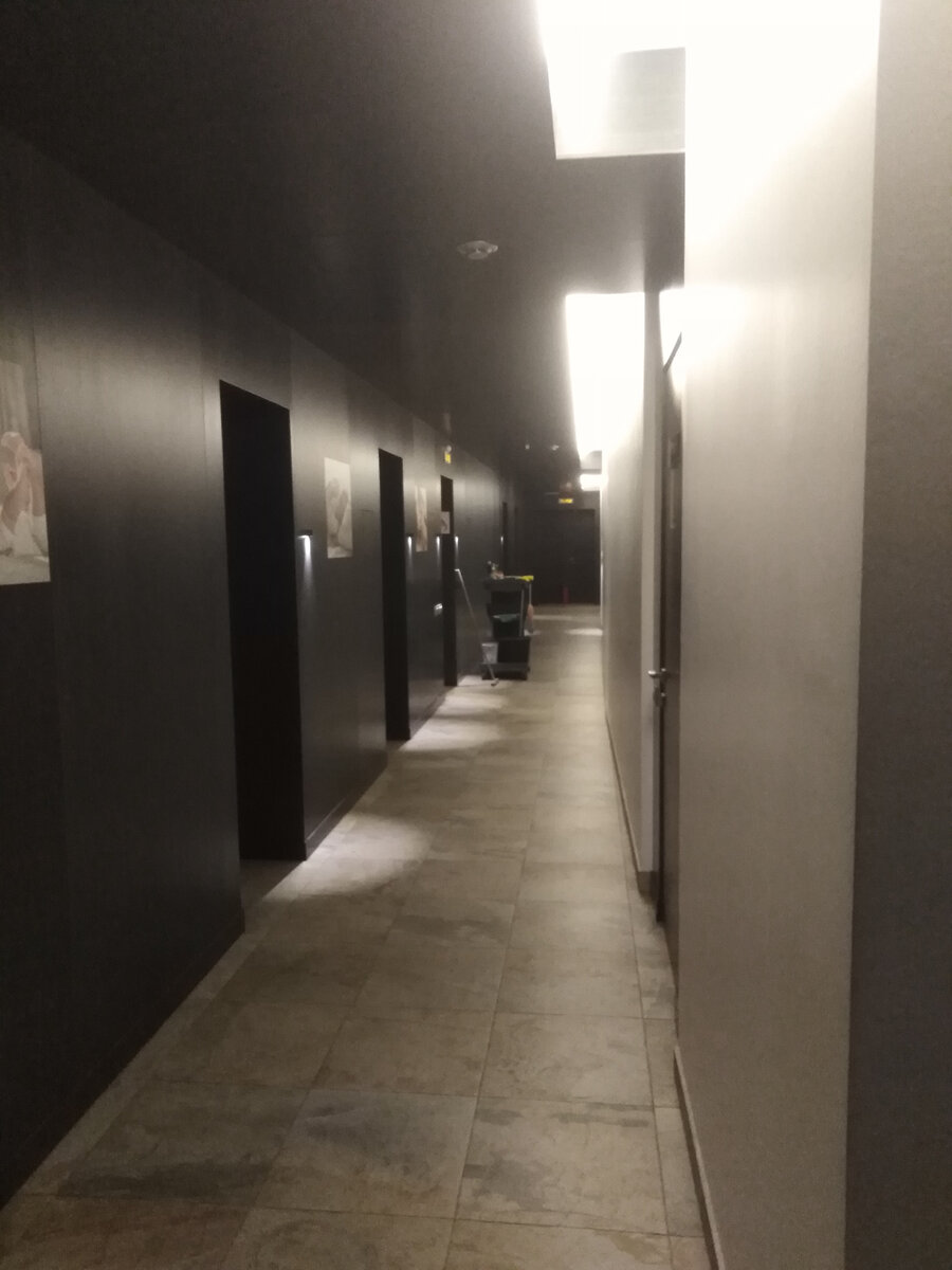 Фото мое. А это часть салона, в котором я работаю уборщицей. Коридор. Двери сбоку это кабинеты массажные и не только.