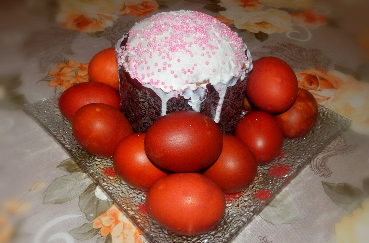 Красные яйца - не просто бутафория, это символ праздника, дань событию