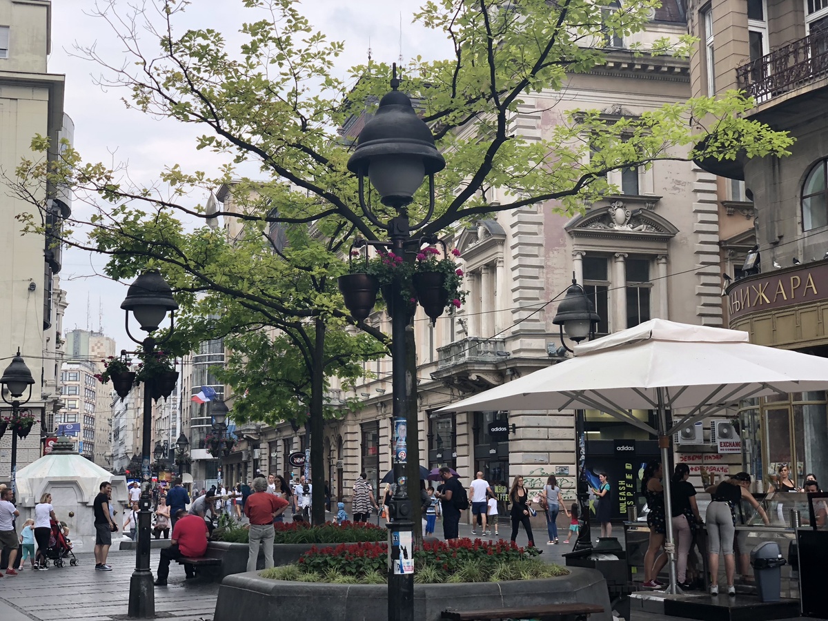 Центр Белграда. Свеж, роскошен, по-славянски мил сердцу и по-европейски очаровательно-говорлив.