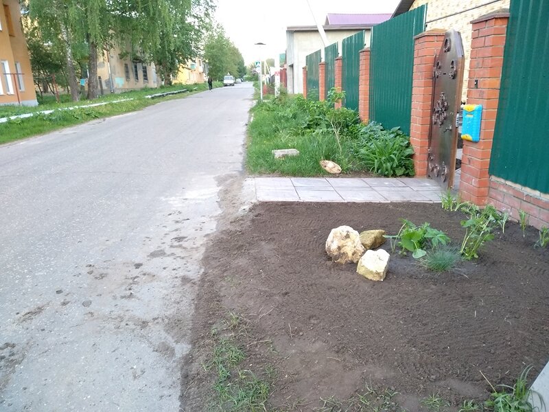 Прилегающая территория вдоль дороги после благоустройства