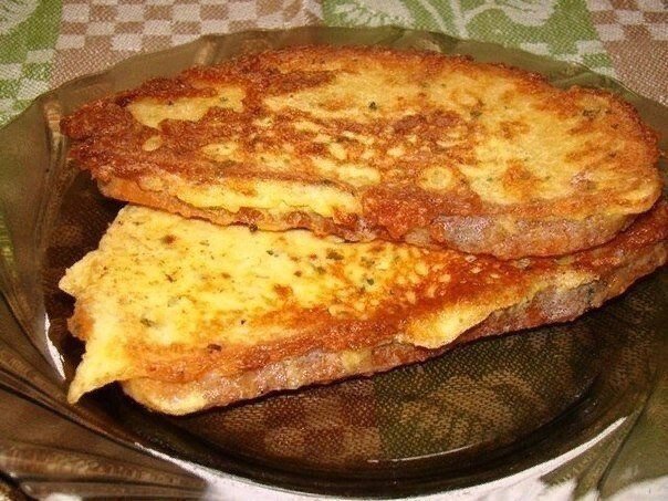 Предлагаю вашему вниманию очень вкусные сырные гренки. Хороши они и в горячем и в холодном виде. Затрата времени на приготовление  10 минут.Можно готовить на завтрак.