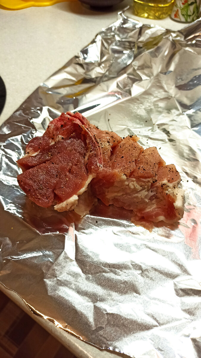 Нежная, сочная свинина на кости в фольге (в духовке) | Food, Breakfast, Takeout container