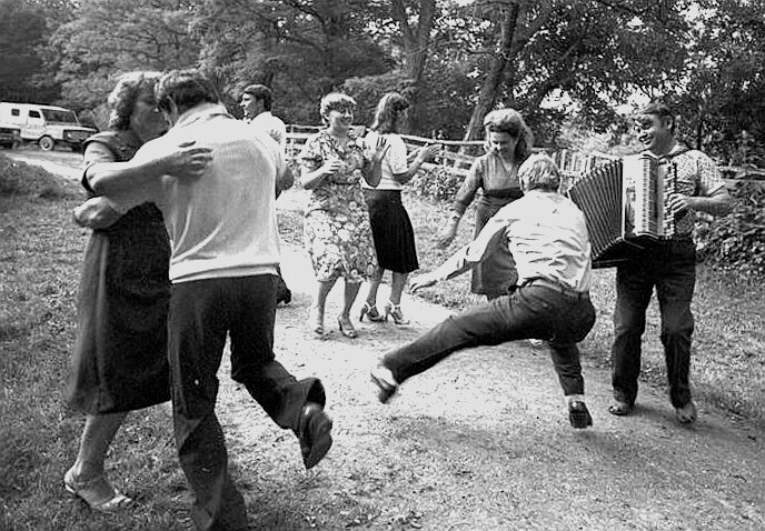 Разрешённые танцы в СССР, даже внешне они очень выделялись от поставленных, привлекательных зарубежных стилей. Советские люди, не должны были много времени уделять отдыху, так как работа в колхоза сама себя не сделает 