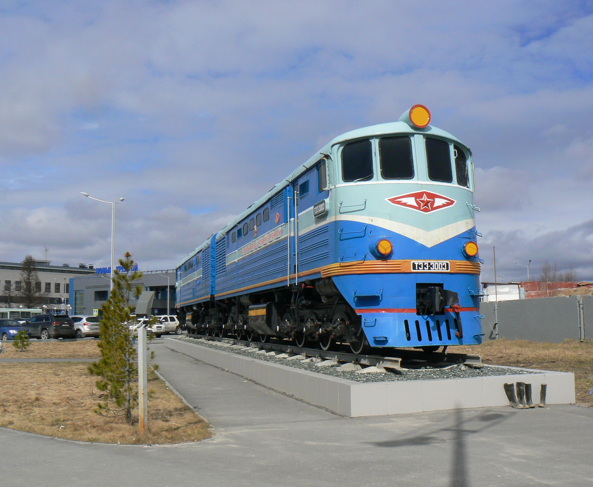 Тепловоз-памятник ТЭ3-3003 в Новом Уренгое, фото https://ru-wiki.ru/wiki/%D0%A4%D0%B0%D0%B9%D0%BB:TE3-3003_New_Urengoy.jpg