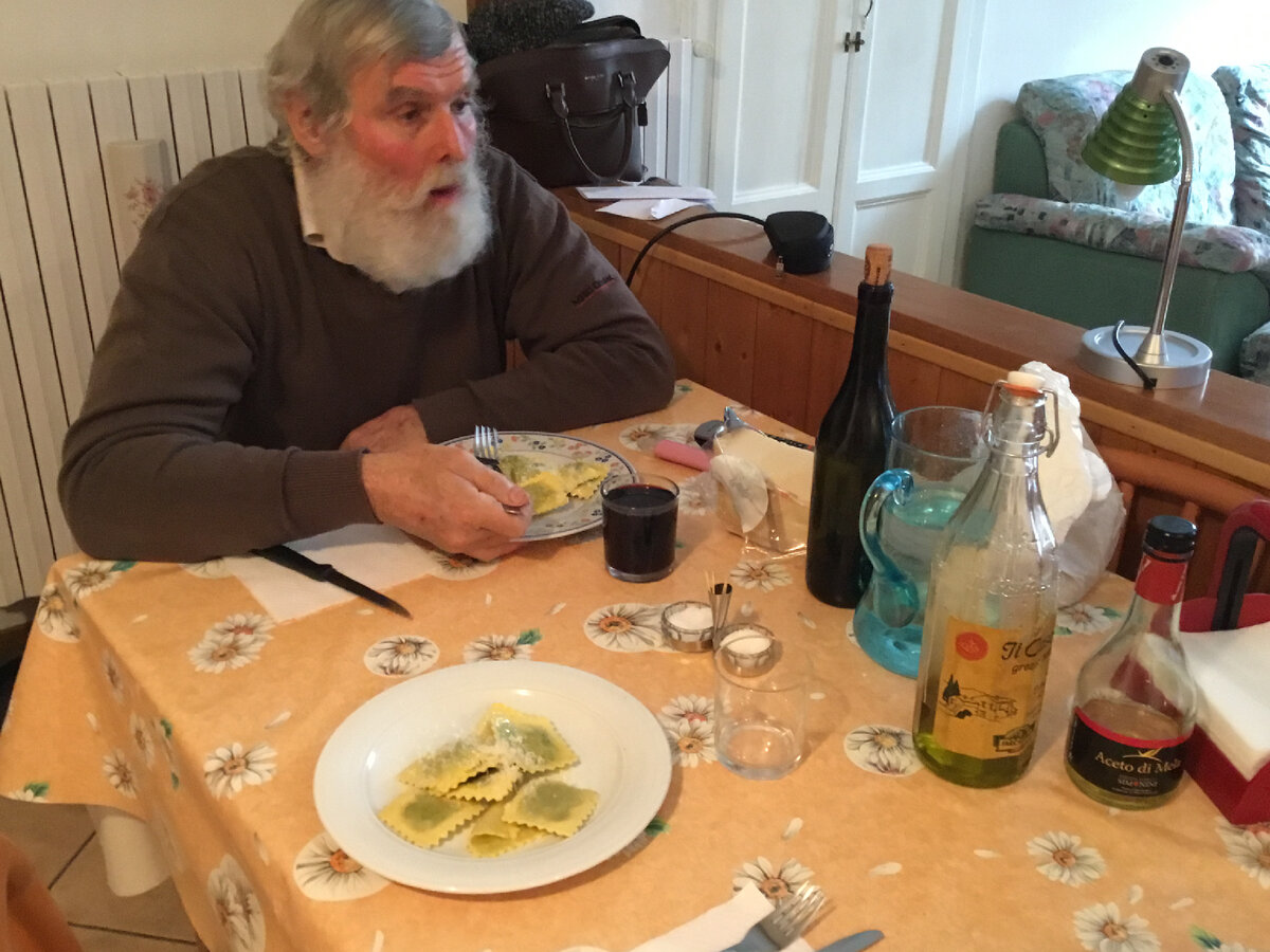 Синьор Пини обычно выключает телевизор во время обеда, но ради Олимпиады оставил его включённым. 