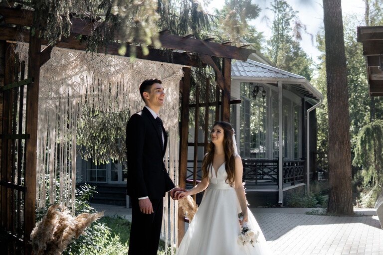 Видите, как лучи солнца подсвечивают узоры на арке?