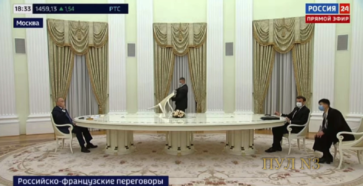 Путин усадил Макрона за огромный стол. Фото из открытых источников!