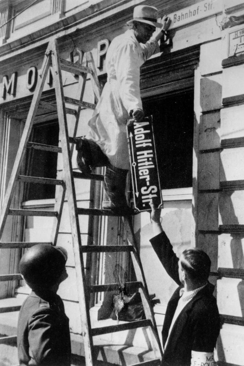 Улицы легче денацифицировать, чем людей: в Трире меняют названия улиц летом 1945 года.