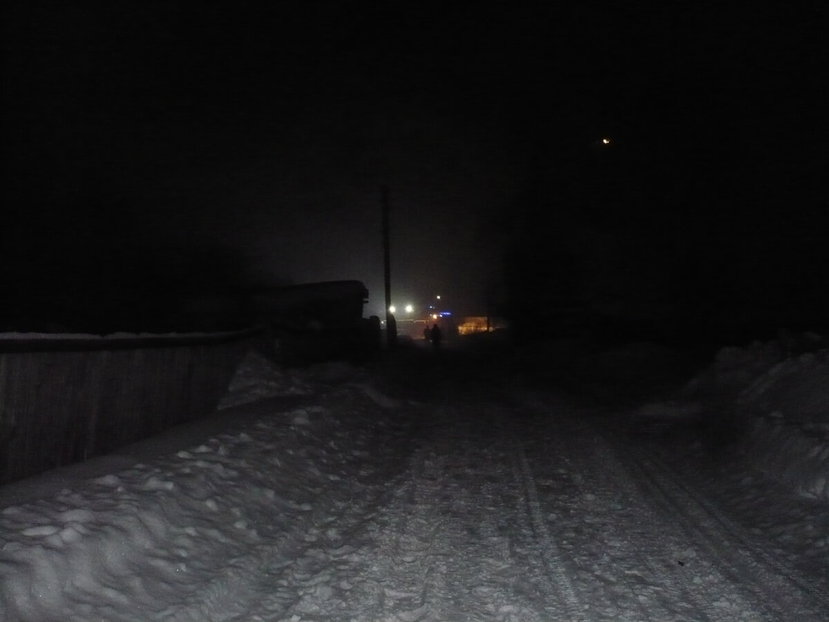 Сам по*ар я не стала снимать. Это просто наша улица, вдалеке -  "скорая" и пожарная машины.