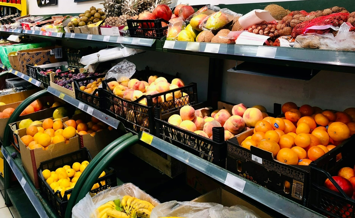 Продуктовый магазин. Продукты в супермаркете. Кидать продукты. Мужчина в продуктовом магазине. Товары в магазине.