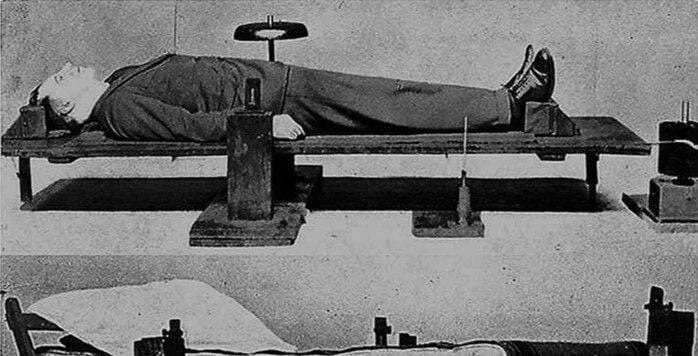 Примерно так выглядели весы. На фото не подопытный, а всего лишь один из лаборантов помогающих Дункану. 