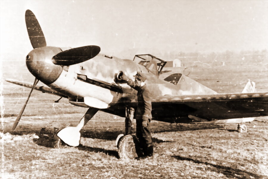 «Мессершмитт» Bf 109G-6, на котором после перехода Румынии на сторону Союзников летал воздушный ас Ион Добран (10 побед). Раскраска истребителя интересна тем, что при нанесённых на крыло и фюзеляж трёхцветных кокардах нового образца самолёт сохранил свастику на хвостовом оперении, видимо, небрежно закрашенную в один слой