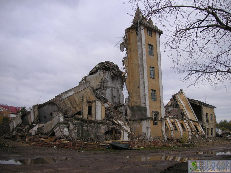 Руины здания после взрыва