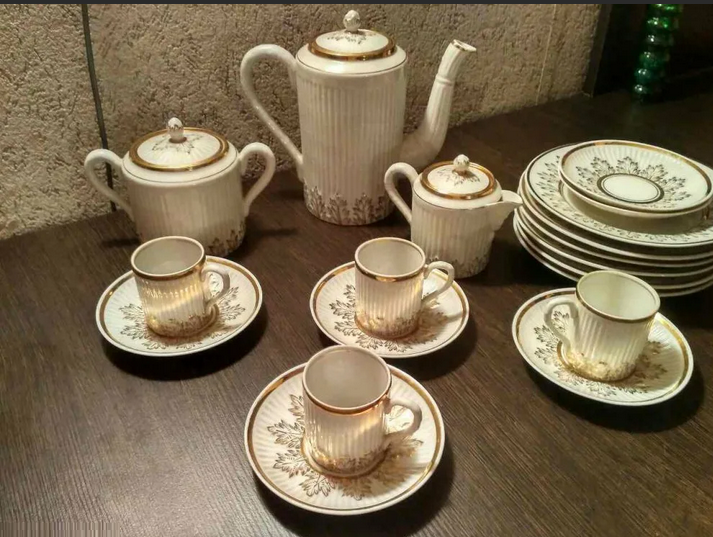 Фотографии сервиза уже были у меня опубликованы в обзорной статье, посвящённой СТАЛИНСКОМУ АМПИРУ. Данное фото интересно тем, что здесь (очень редко встречаются в нете!) представлены тарелочки к этому сервизу.