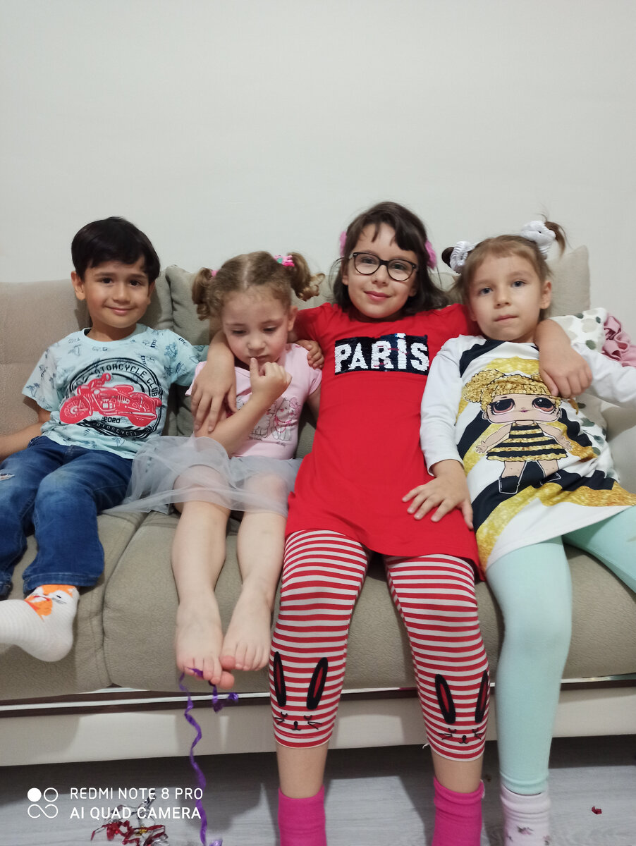 Дружба народов(слева направо): Турция-Россия-Азербайджан. С мамой девочек я дружу, а мальчик-Софьин личный друг