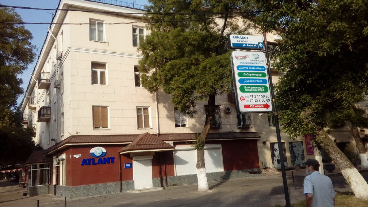 Угловое здание, когда-то гастроном.