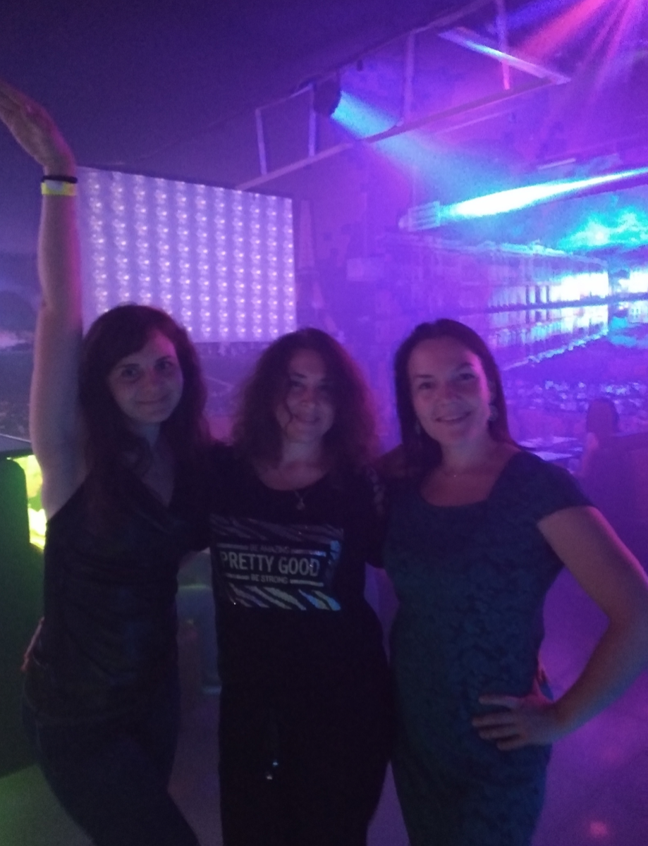 Танцы. Автор на диско-вечеринке.