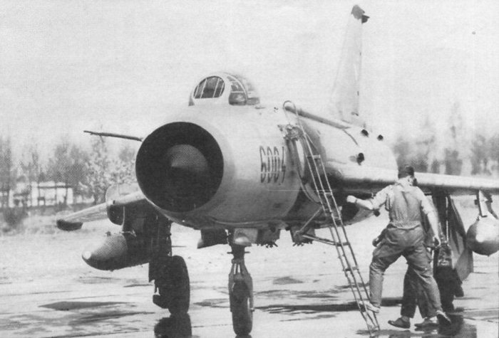 Советский реактивный истребитель Су-7 на аэродроме
