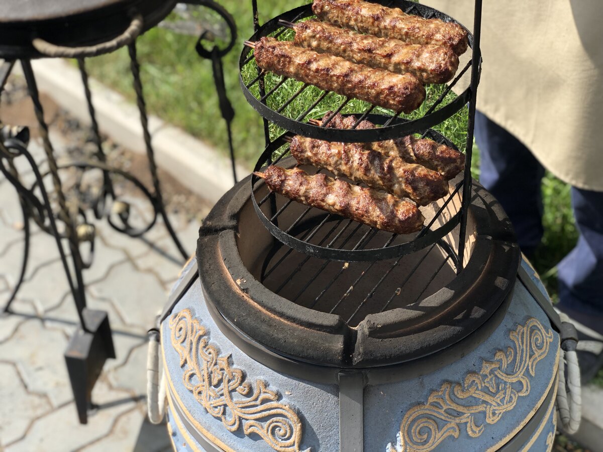 Жарить мясо на тандыре – просто и удобно, особенно когда под рукой имеется гриль-решетка