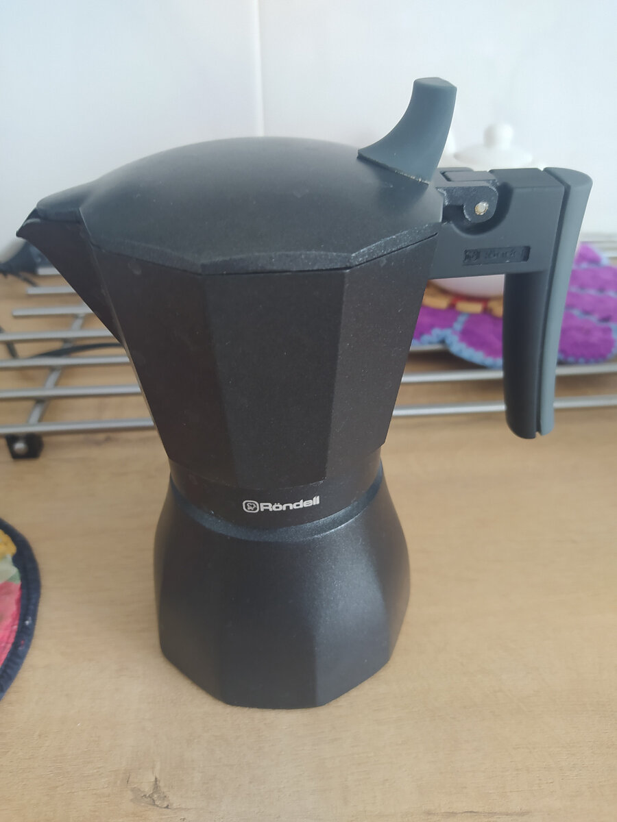 Общий вид гейзерной кофеварки.