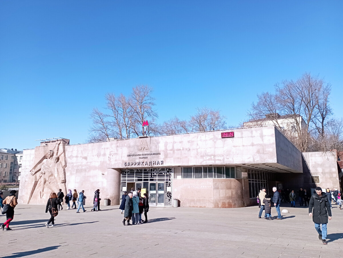 Вход на станцию "Баррикадная"