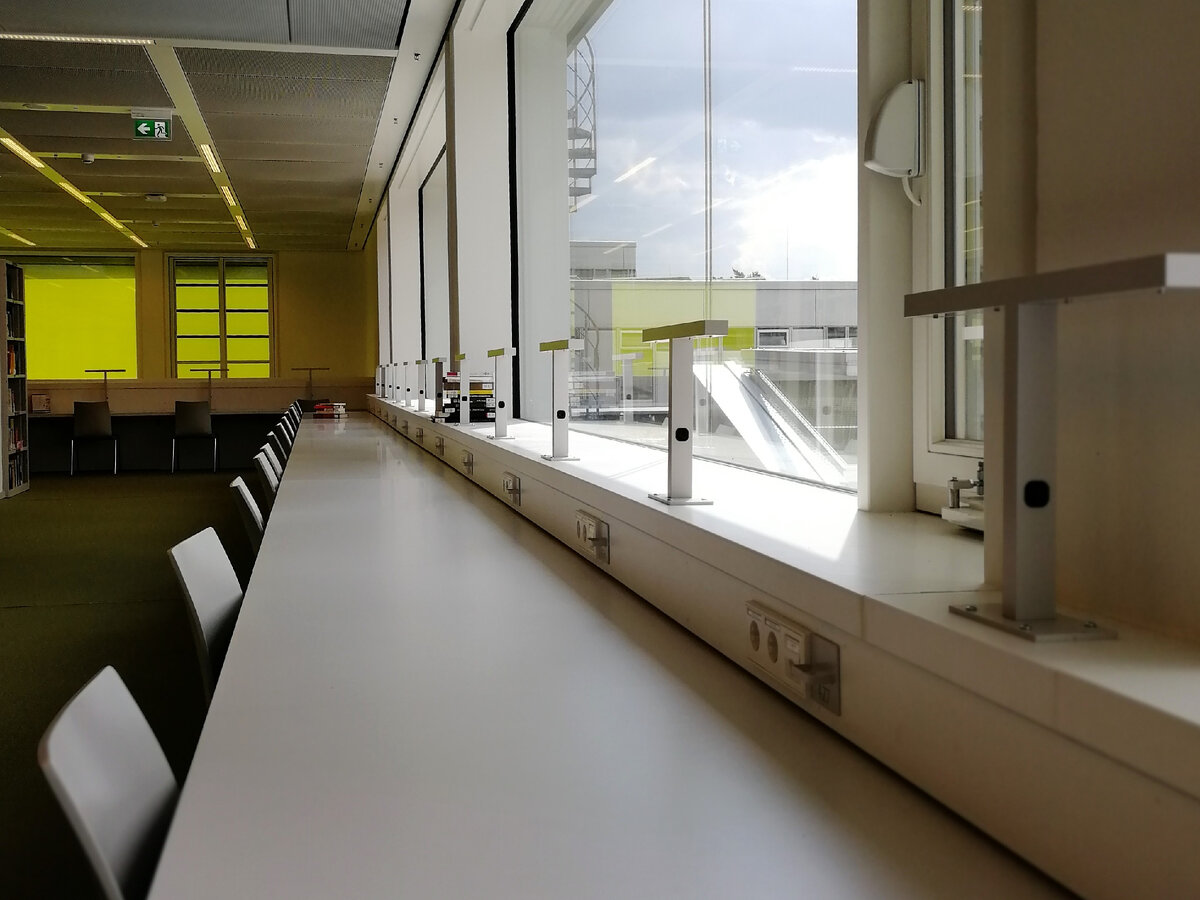 Читальный зал Campusbibtiothek FU Berlin изнутри. Такой пустой он только во время каникул.