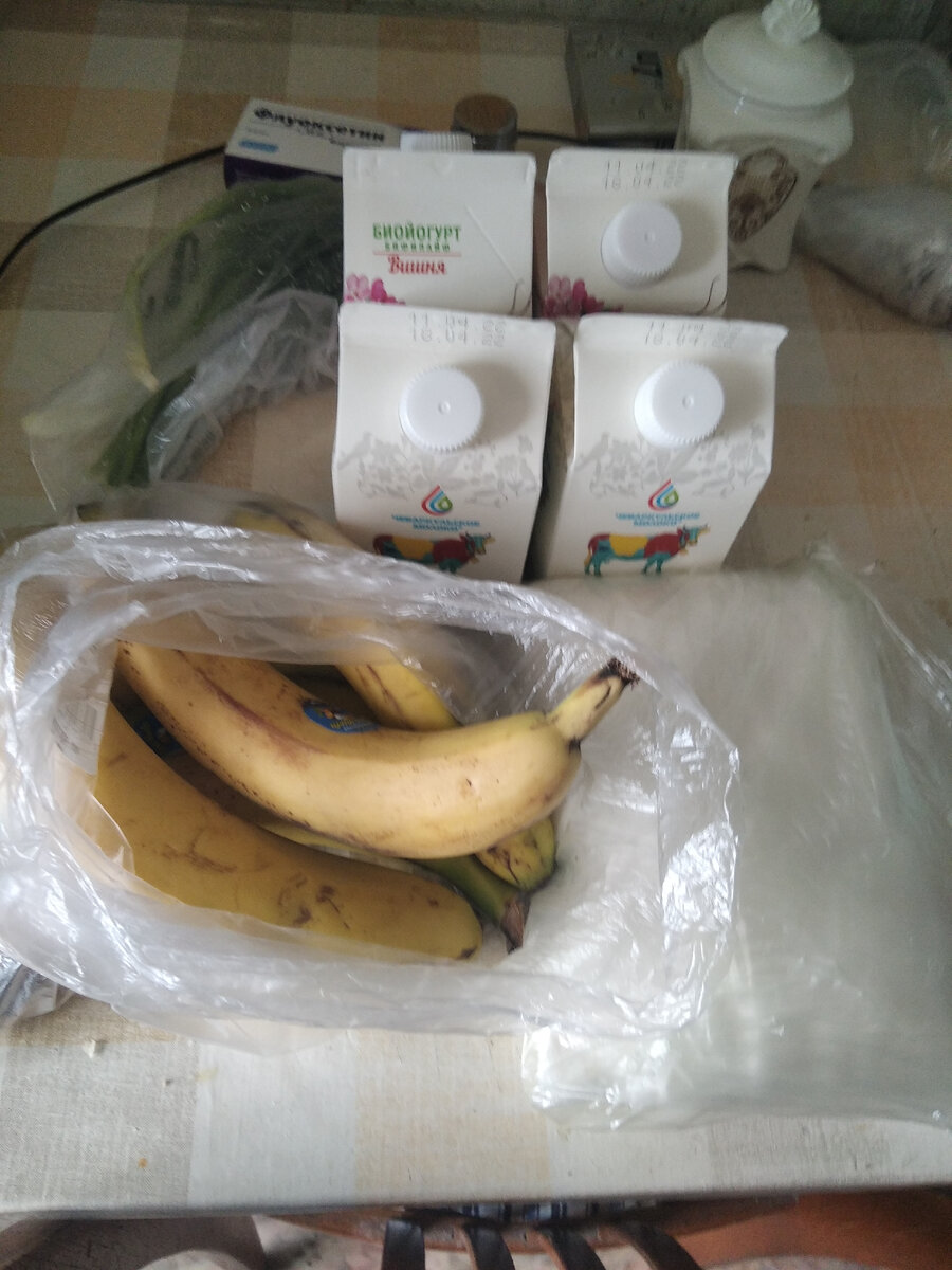 Зелень 30р за 100г тут на 18р,бананы 1кг 28р, йогурт и кефир по 30р за шт(была скидка),сахар 75 р кг