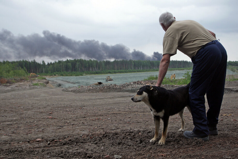 24 июня 2011 года. Пожар на полигоне для уничтожения токсичных отходов «Красный бор». Фото: Ростислав Кошелев/ТАСС