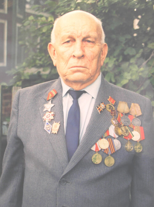 Мой дедушка, Зинченко Владимир Николаевич, прошедший вторую мировую войну и ушедший на пенсию полковником прокуратуры.