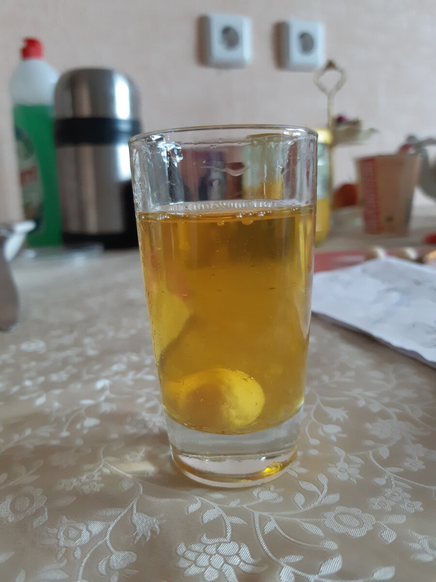 Свежевымешанное дрожжевое тесто тонет в масле