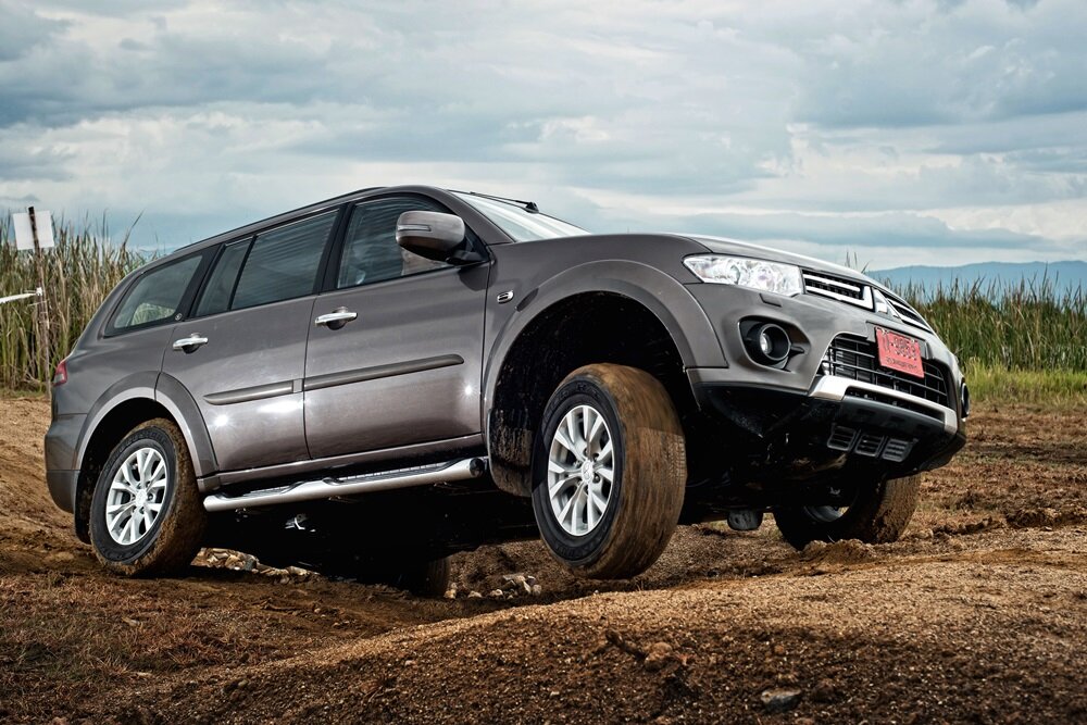 Pajero sport 2 поколения. Митсубиси Паджеро спорт 2014. Mitsubishi Pajero Sport 2. Митсубиси Паджеро спорт 2011. Mitsubishi Pajero Sport KS 2014.