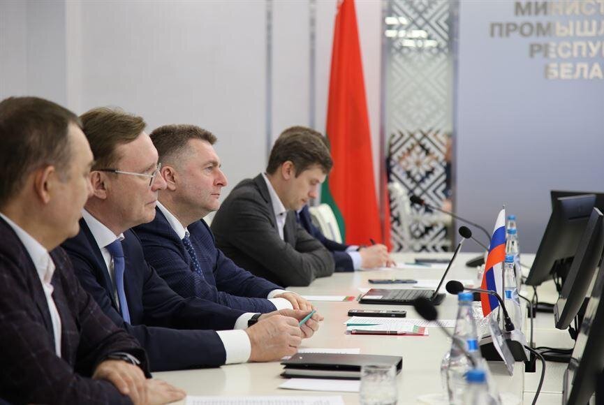 Генеральный директор ПАО КАМАЗ Сергей Когогин (второй слева), заместитель министра промышленности и торговли РФ Александр Морозов (третий слева) на встрече в министерстве промышленности Республики Беларусь