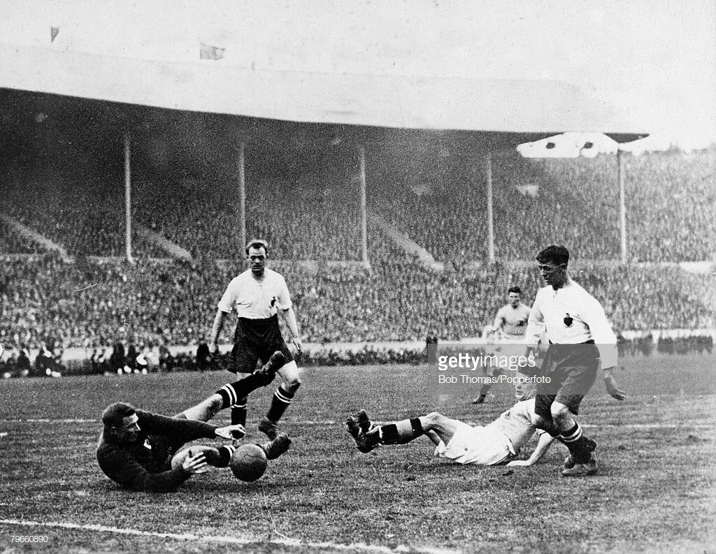 Дик Пим ловит мяч в финале кубка Англии 1926 года