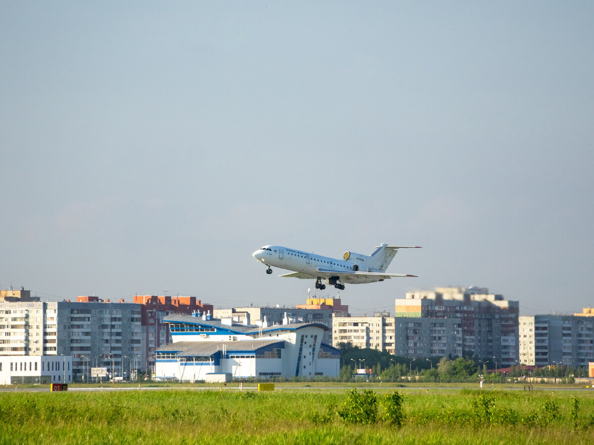 До станции мы ехали мимо городского аэропорта, поэтому по пути можно было полюбоваться самолётами. 
