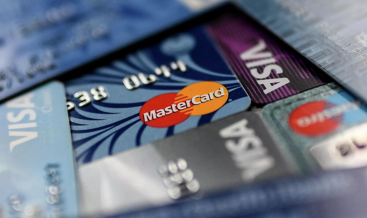 Банковские карты международных платежных систем Visa и MasterCard. © РИА Новости / Алексей Филиппов