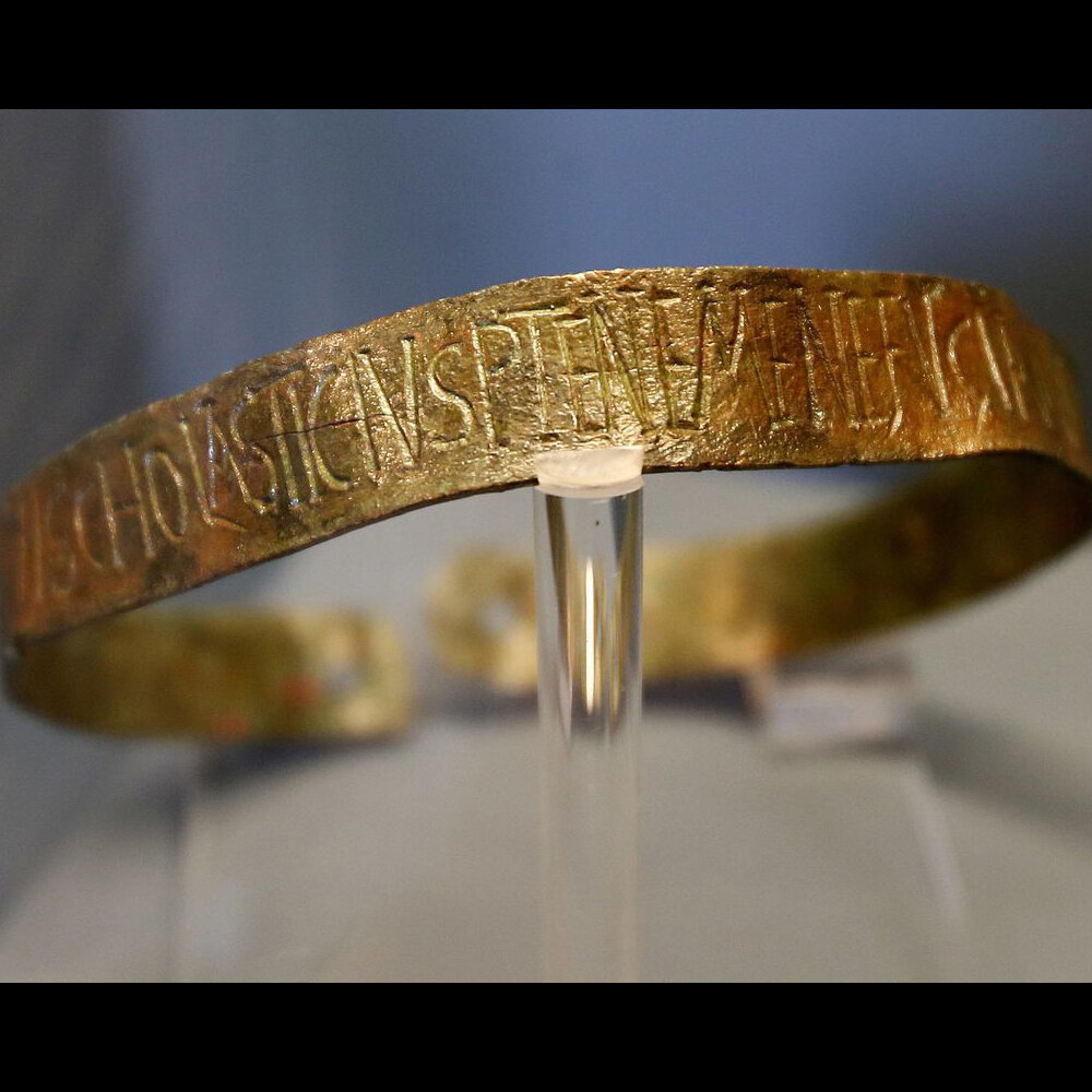 Ошейник раба в Древнем Риме. На нем выгравировано имя хозяина.