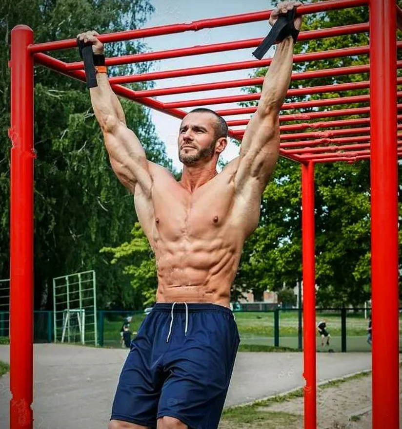 Занятие спортом на турниках