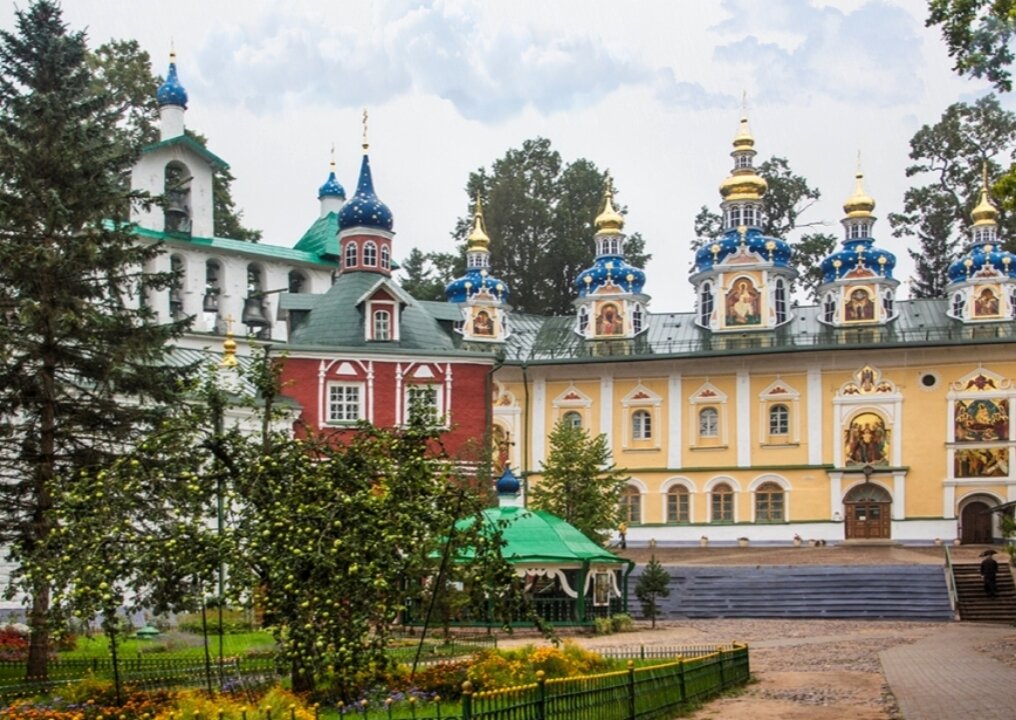 Псково печерский экскурсии. Псково-Печерский монастырь Лавра. Псково Печорский монастырь.