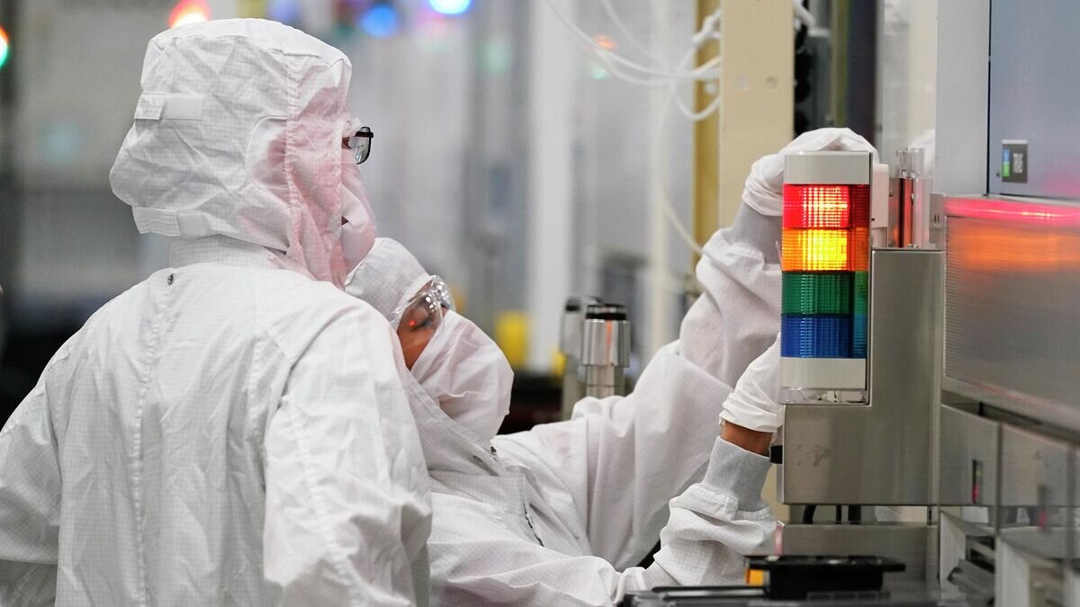    Техники на заводе по производству чипов Micron Technology в Манассасе, США© AP Photo / Steve Helber