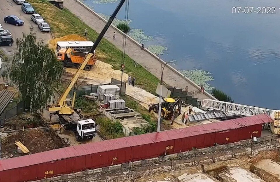     Упавший кран поднимет другая, более тяжелая, техника